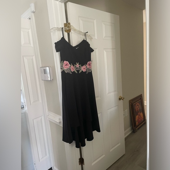 Black dress with pink roses embroidered - Picture 1 of 3